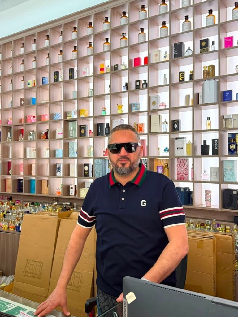 Fondateur Al Assli dans la boutique