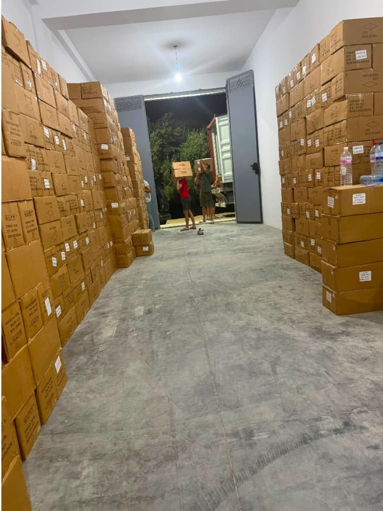 Allée d’entrepôt Al Assli remplie de cartons